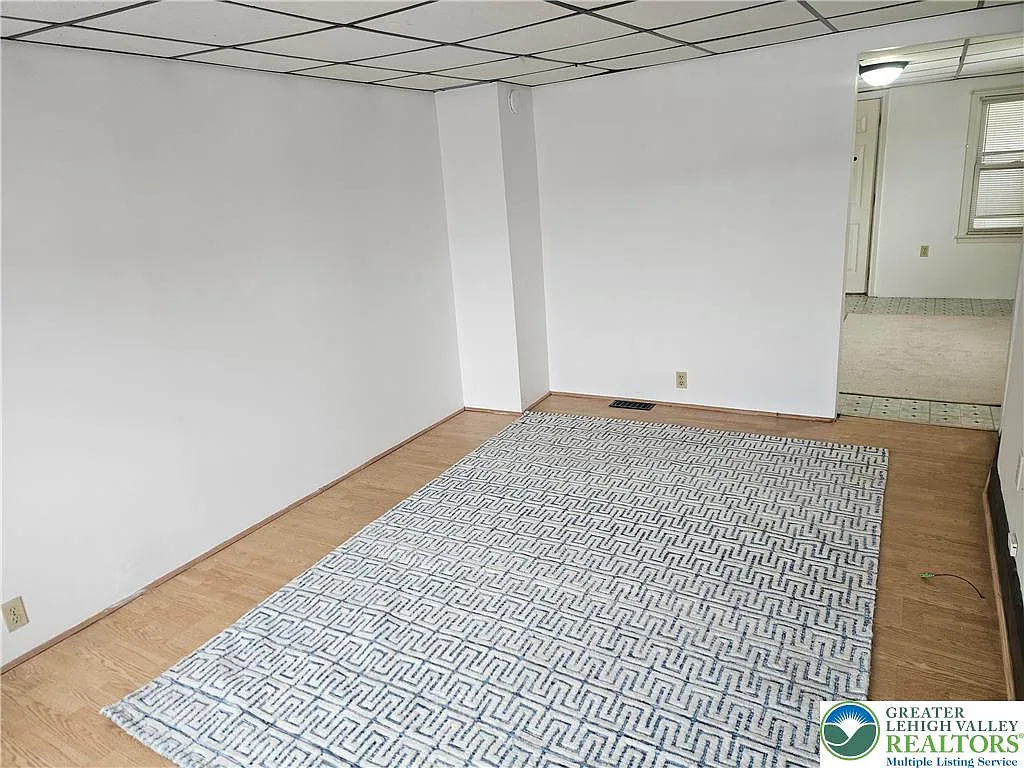 3 bed, 1.0 bath, 1000 sqft, $900 — Photo 3