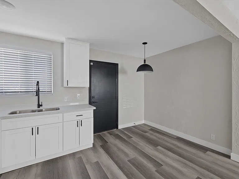 913 S 3rd St — Photo 21