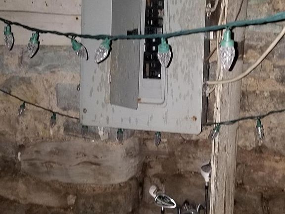 3rd image of 567 Seymour Ave