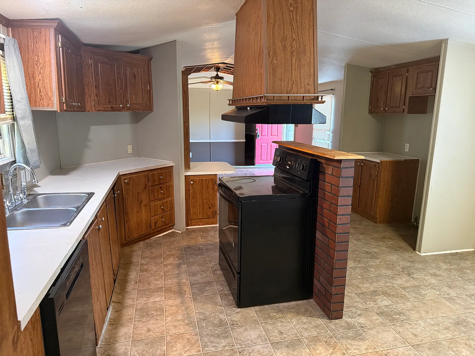 3 bed, $1,400 — Photo 3