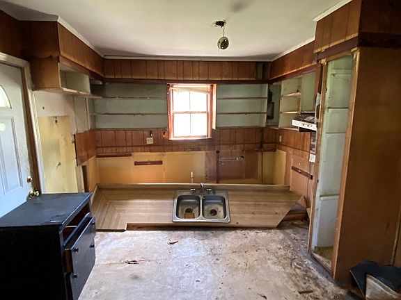 11th image of 356 E Pine St
