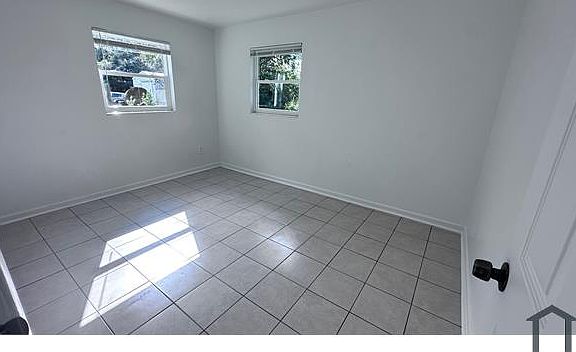 5th image of 2420 SE 15th St