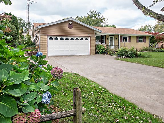 2nd image of 4052 Woodland Ln