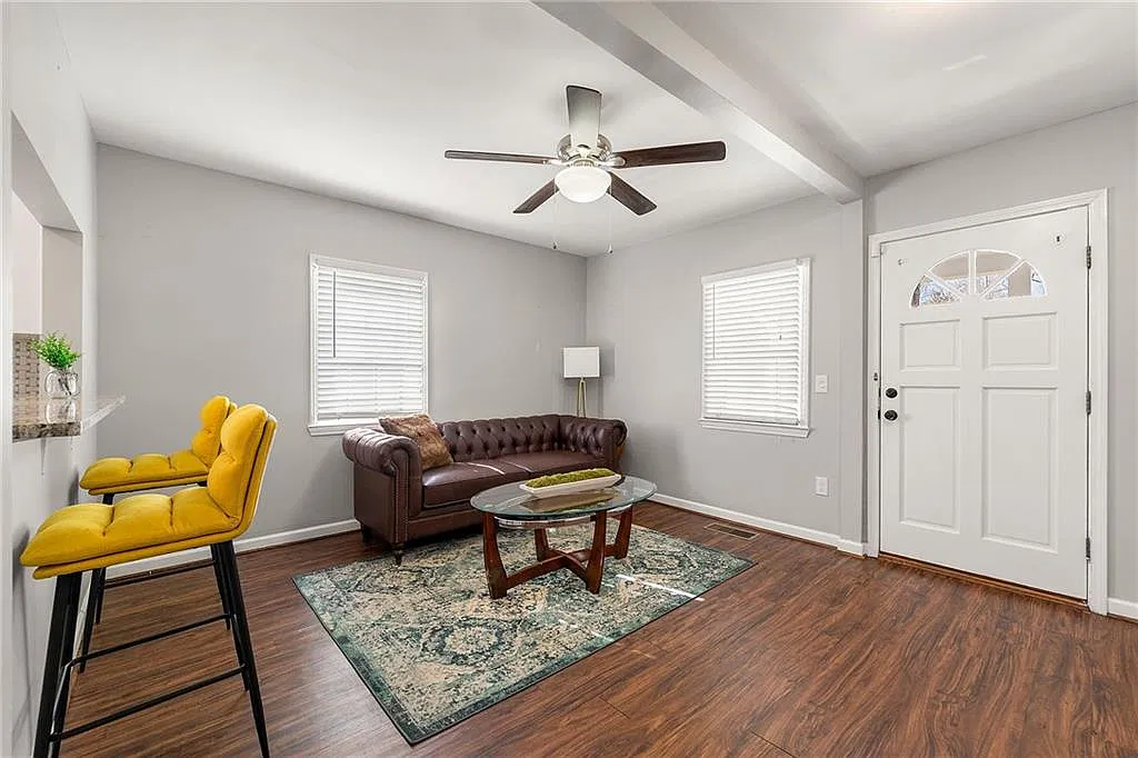 3 bed, 2.0 bath, 1008 sqft, $2,700 — Photo 3