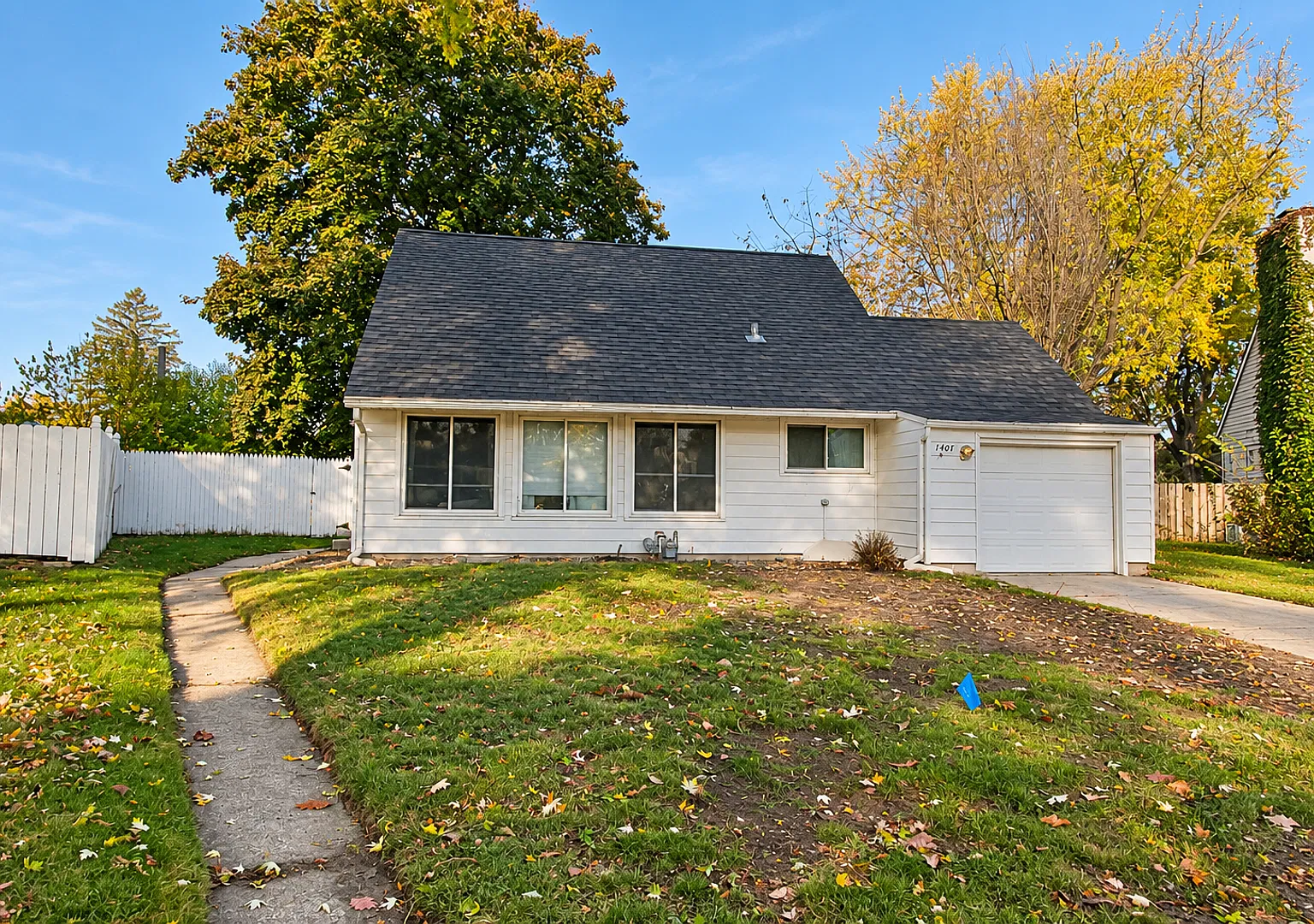 Cute & cozy home with park-like backyard! — Photo 1