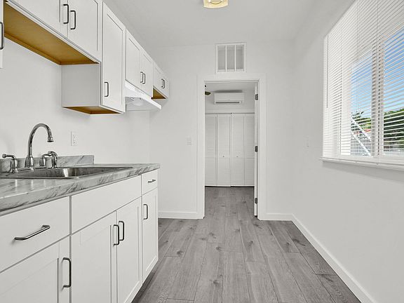 4th image of 600 NW 25th Ct #4