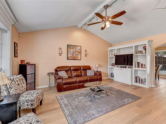 5th image of 221 Glenwood Dr