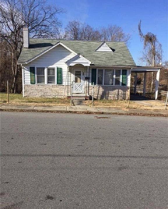 1st image of 104 N Branch St