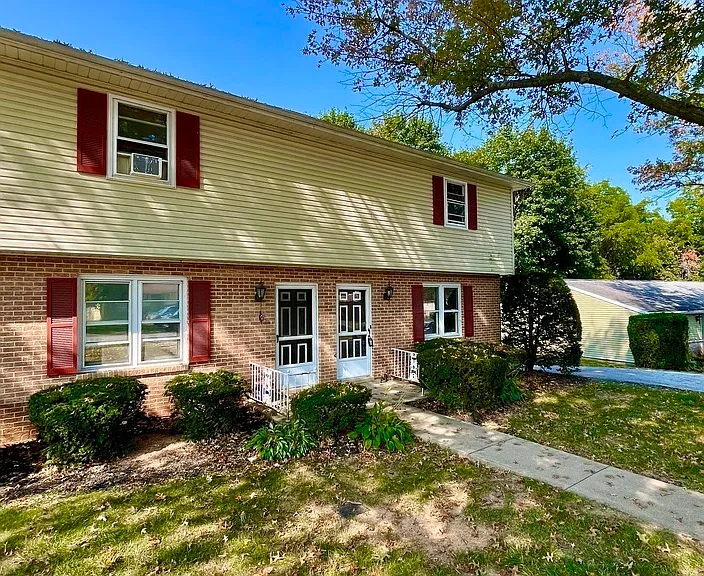 Oak Manor Dr — Photo 97