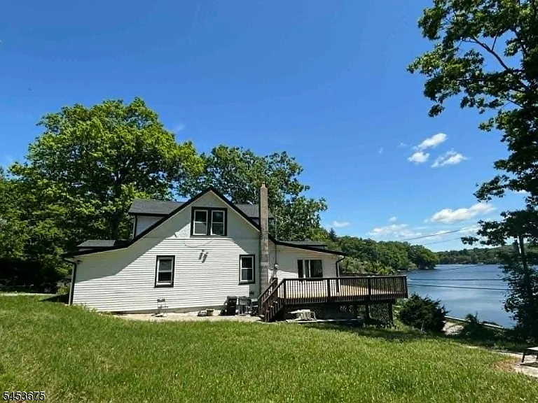 677 Warwick Tpke W — Photo 3