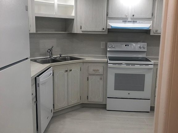 Kitchen - 10'8" x 8'9"