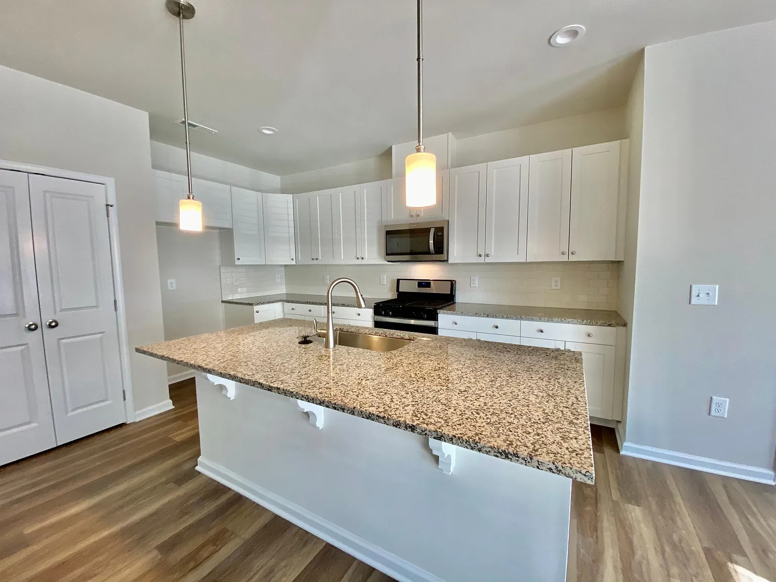 3 bed, 2.5 bath, 1653 sqft, $1,750 — Photo 3