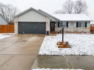 1430 Commodore Ln, Porter, IN 46304