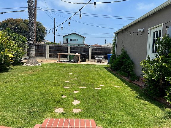 Huge entertaining backyard!