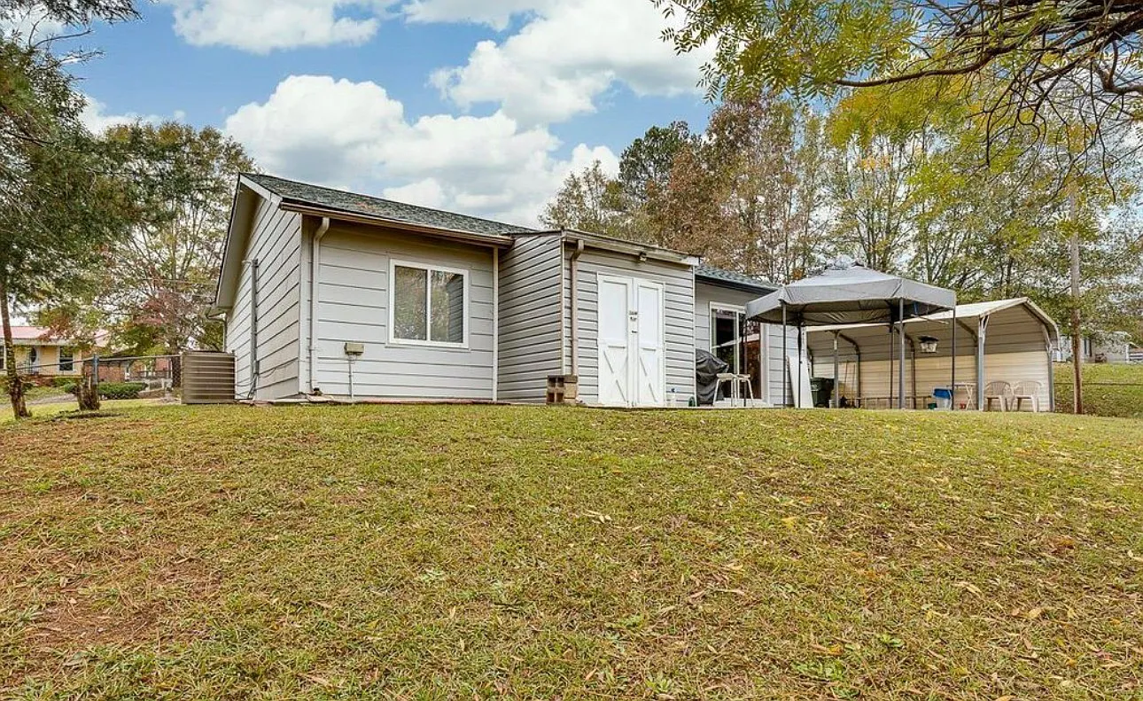 3 bed, 1.5 bath, 1005 sqft, $2,200 — Photo 3