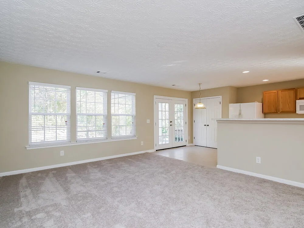 5 bed, 2.0 bath, 2328 sqft, $2,210 — Photo 4