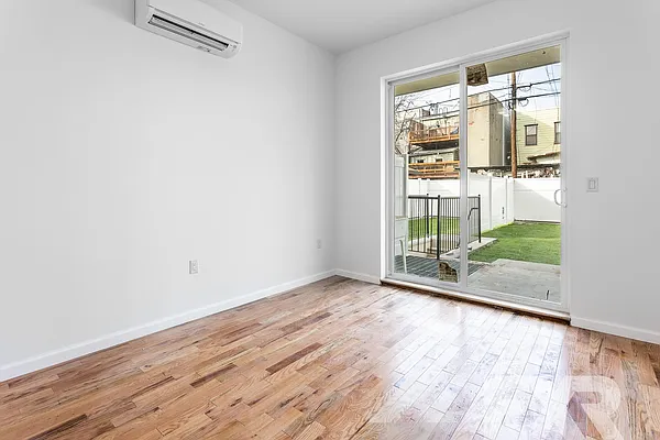 Rented by EXR | media 65