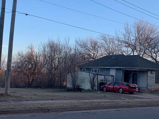 2nd image of 608 N Stonewall Ave