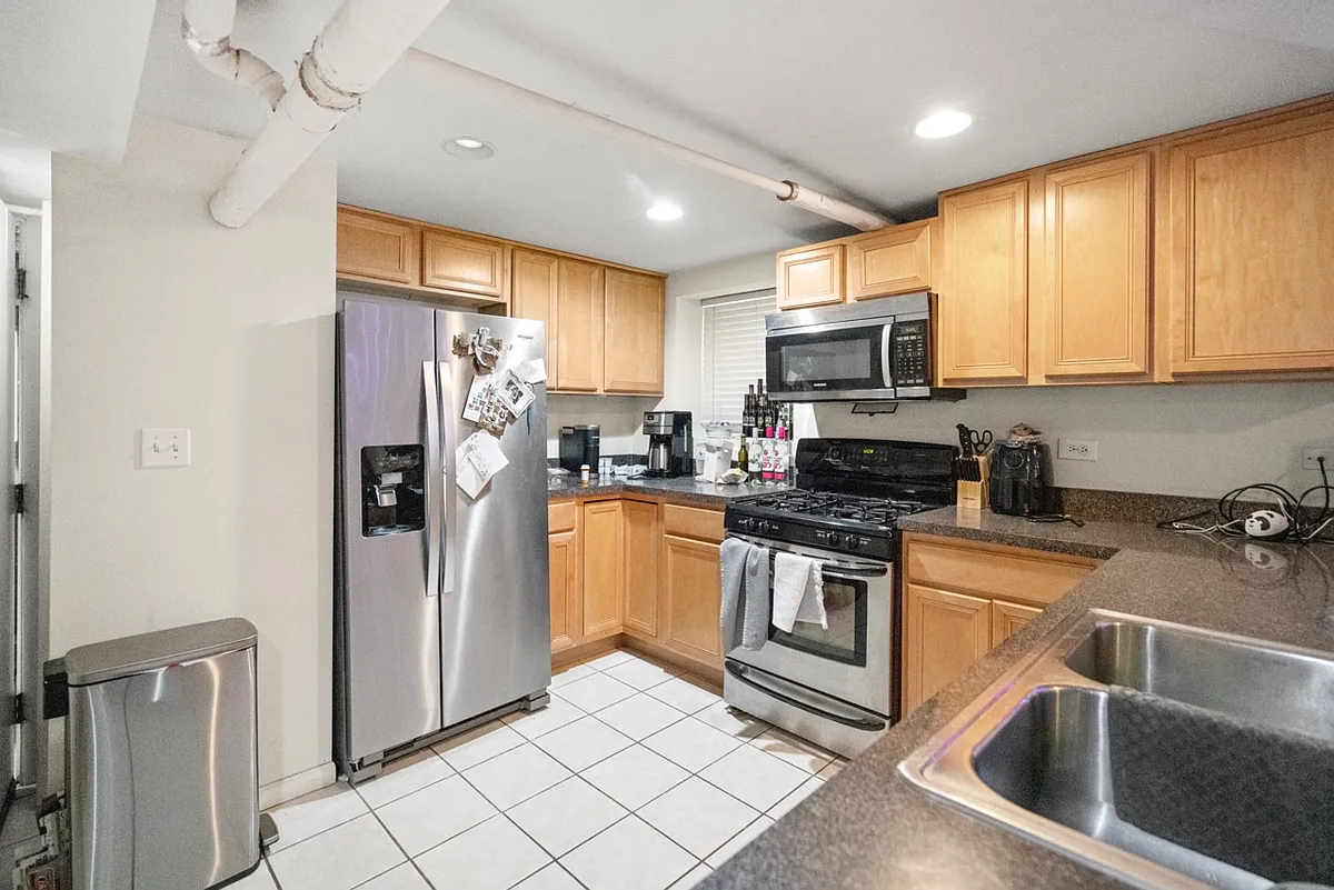 Building Photo - 1210 W Addison St #G