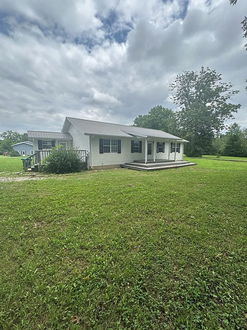 Quiet 3 Bedroom 2 Bath with Creek Access!! Pet Friendly! — Photo 1