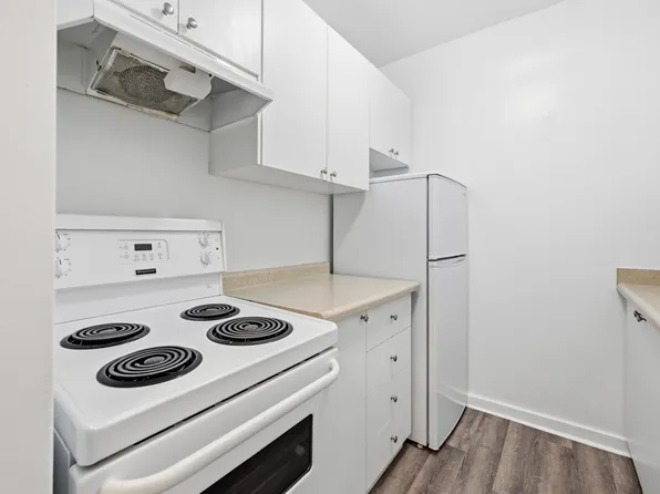 Royal Suites Apartments, 150 Charlton Ave W, Hamilton, ON L8P 2C7