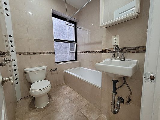 4th image of 433 Rogers Ave #D