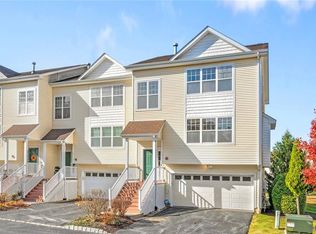 81 Woodlake Dr, Middletown, NY 10940