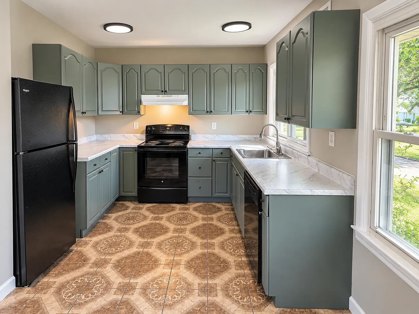 4 bed, 1372 sqft, $2,575 — Photo 3