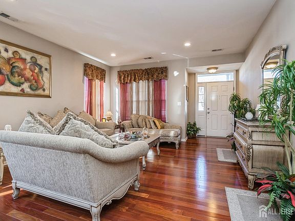 3rd image of 34 Berkshire Way