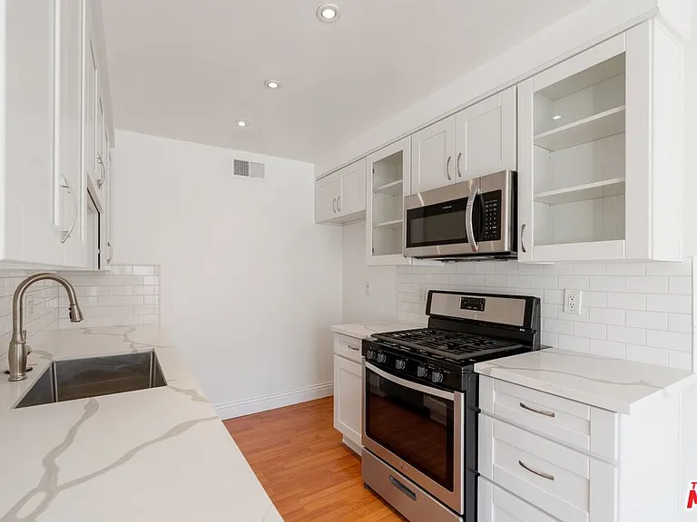 4238 Whitsett Ave #201 — Photo 4