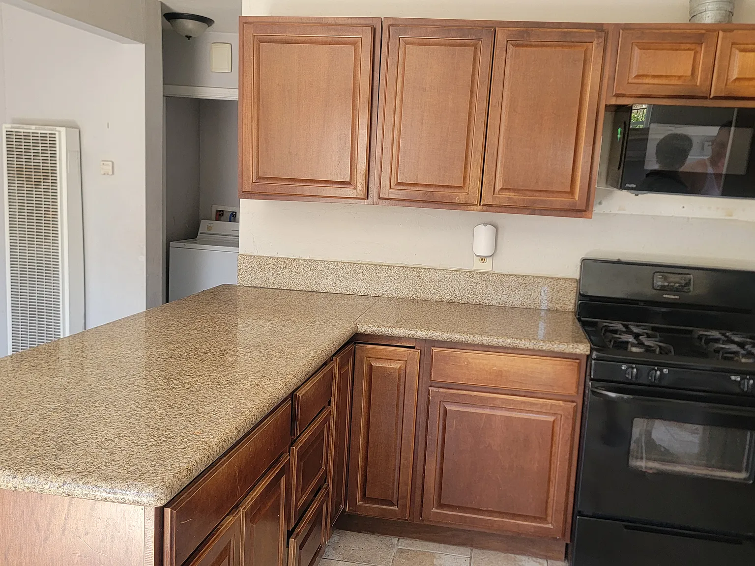 3 bed, 1300 sqft, $3,100 — Photo 1
