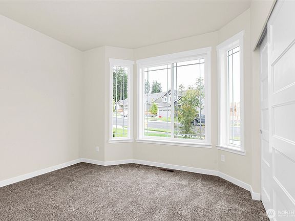 5th image of 739 Maggee Street SE