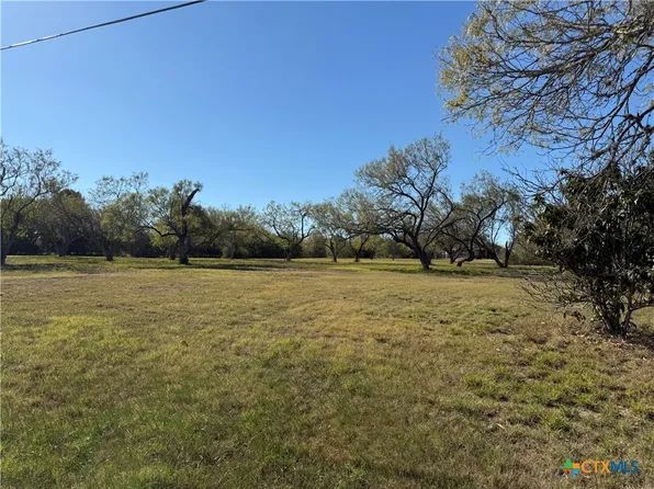 150 Tomahawk Trl, Seguin, TX 78155