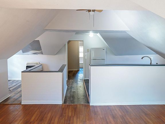 2nd image of 975 Euclid St APT 3