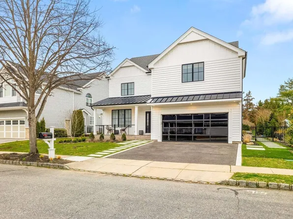 14 Wharton Place, Melville, NY 11747