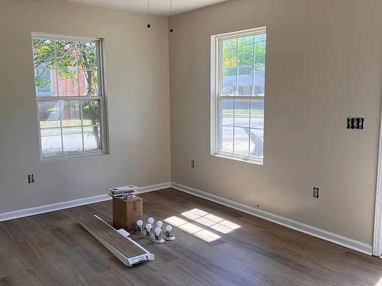 600 W Broad St — Photo 7