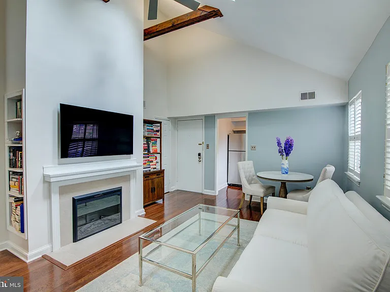 2100 N Scott St #106 — Photo 1