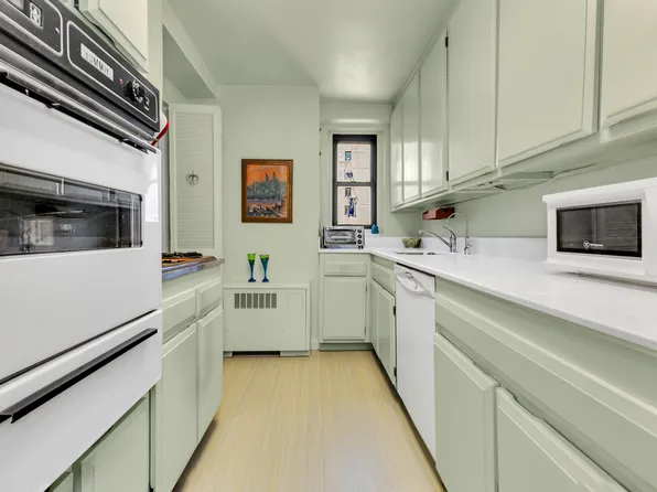 301 East 48th Street image 10 of 17