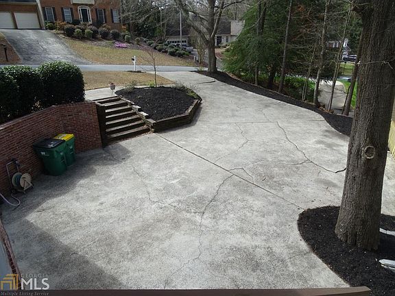 4th image of 2557 Hollycreek Dr NE