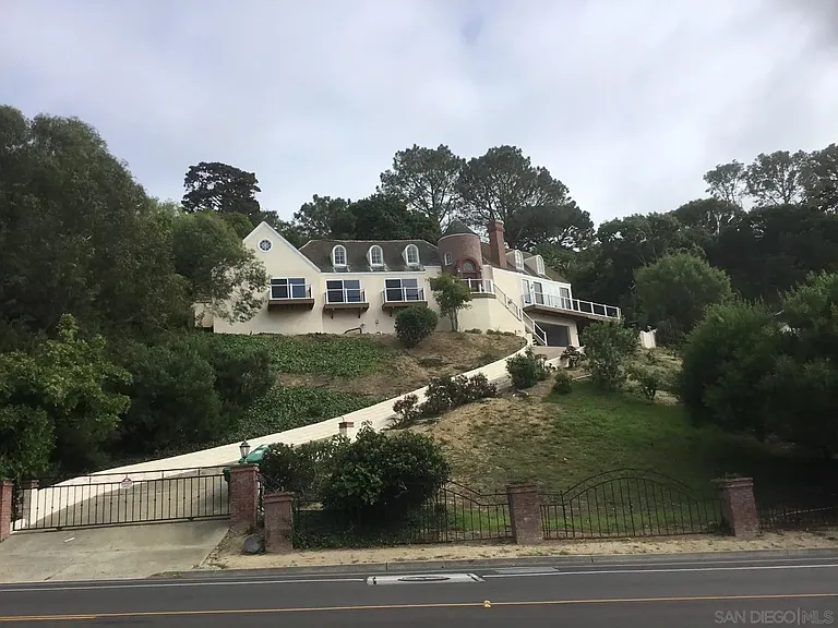 1935 Nautilus St — Photo 44
