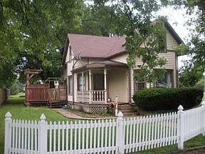 2nd image of 104 S Prairie St