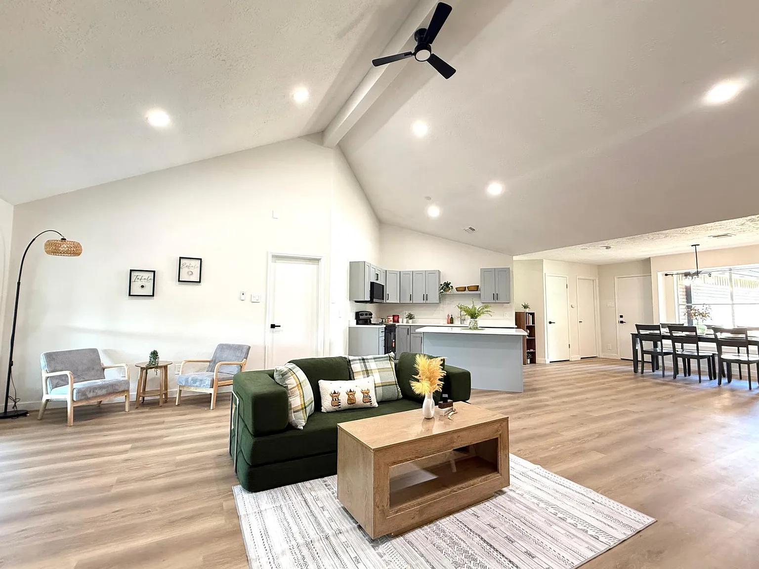 4 bed, 1913 sqft, $4,000 — Photo 1