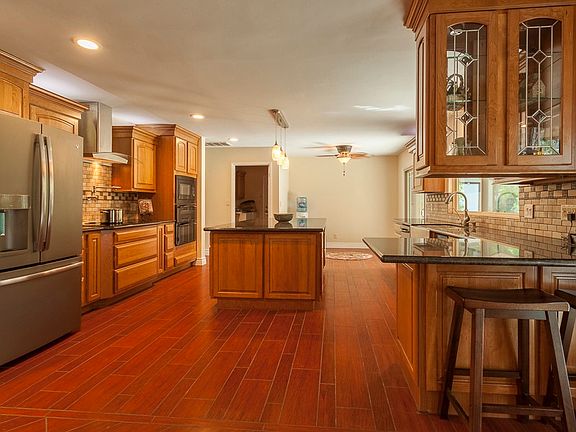 4th image of 905 Calzada Ct