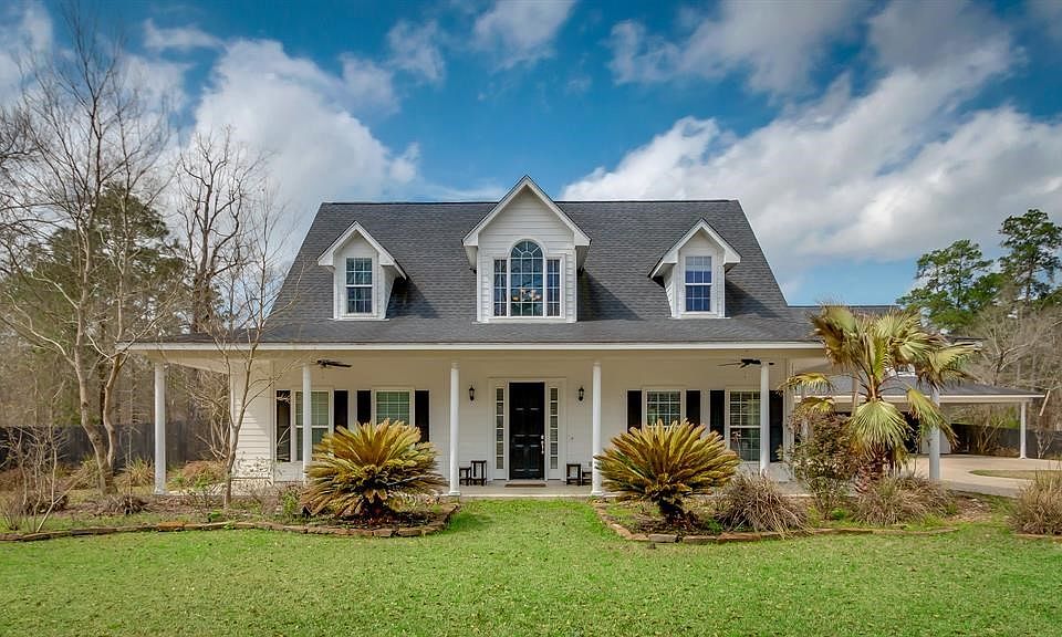 Welcome Home!  Charming 4 bedroom, 4 bath home situated on a 2 acre lot in White Oak Estates.