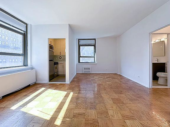 5th image of 4 Park Ave APT 22S