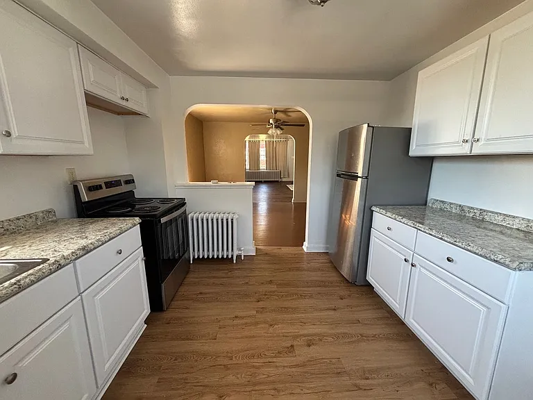 1300 Kelton Ave — Photo 2