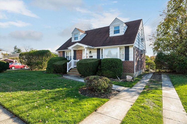 1st image of 3 Lynn Pl