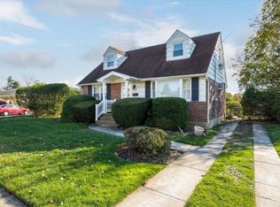 3 Lynn Pl, Bethpage, NY 11714