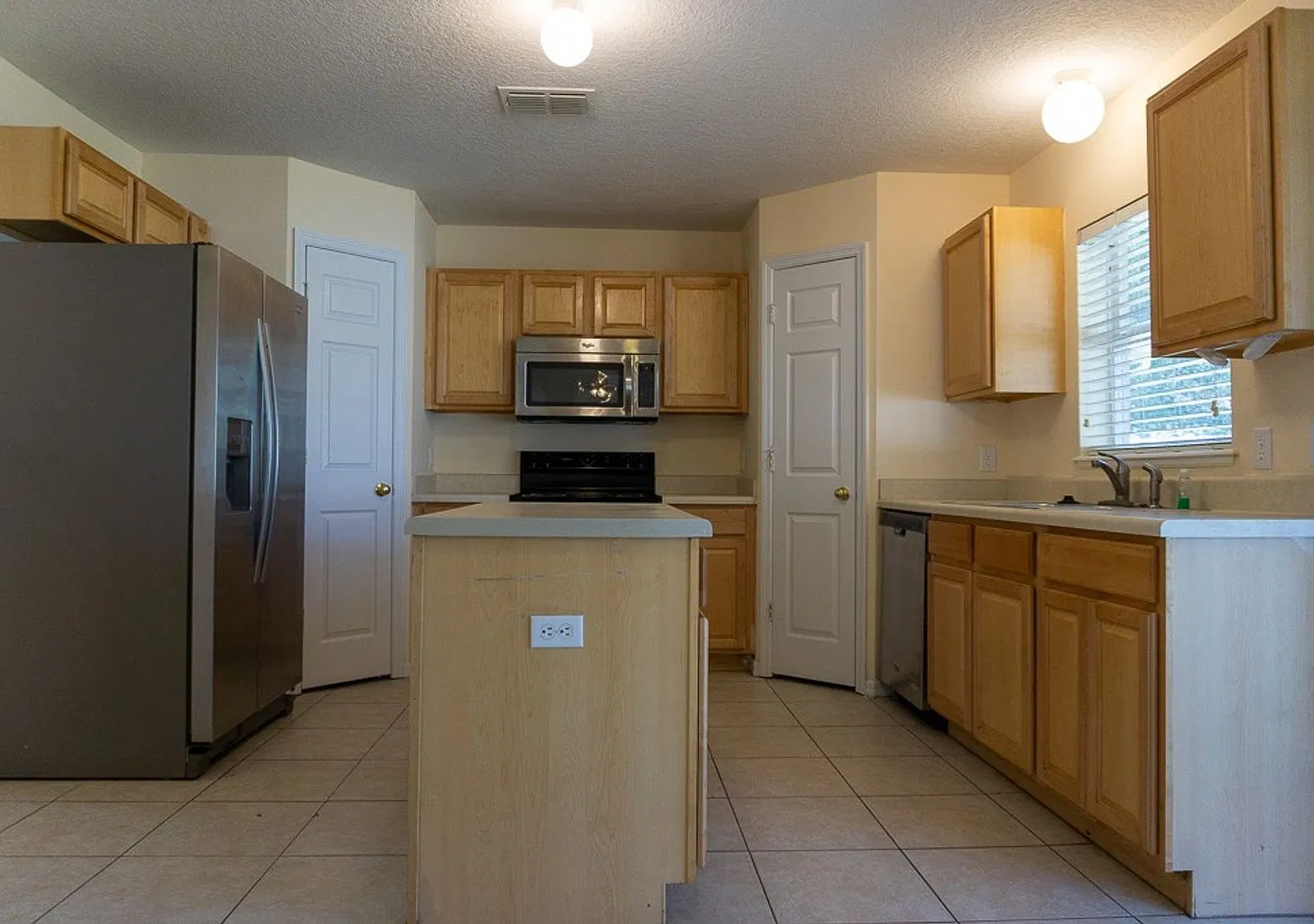 Stonewood Crossings Spacious 4-Bedroom Home | Lawn Care Included — Photo 3