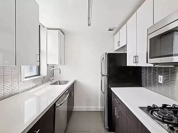 2nd image of 184 Lexington Ave APT 2D